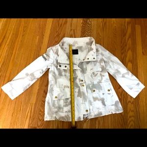 Smythe light jacket in neutral white and tan print. Great for fall or spring.